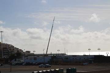 Una grúa de 80 metros trabaja en la reparación del Neptuno en Melenara/TA.